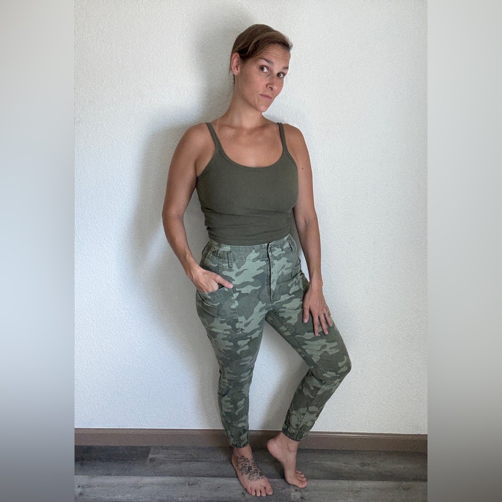 Hollister Camo Jogger Ultra High Rise Banded Ankle Pants Small